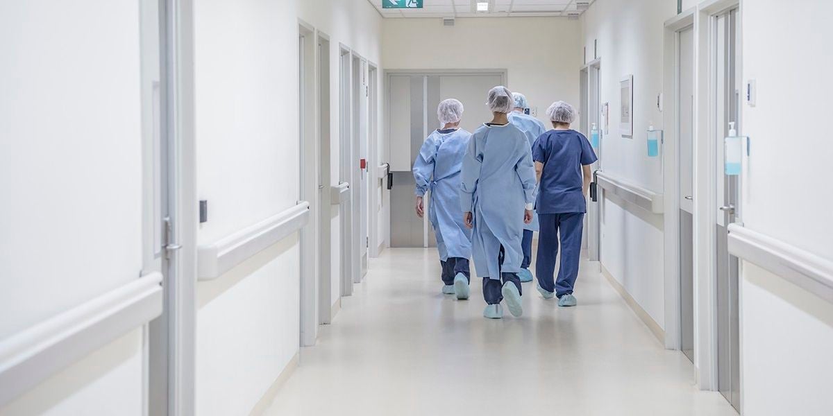Imagen de archivo - Unos médicos caminando en un hospital