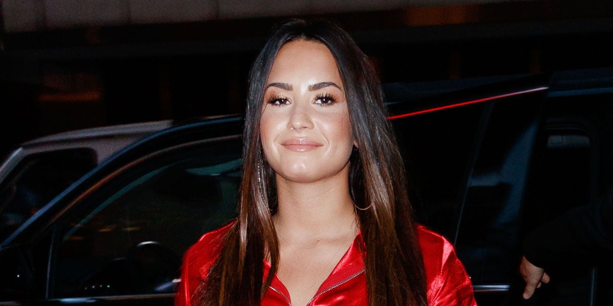 Demi Lovato triunfa como la mujer de rojo