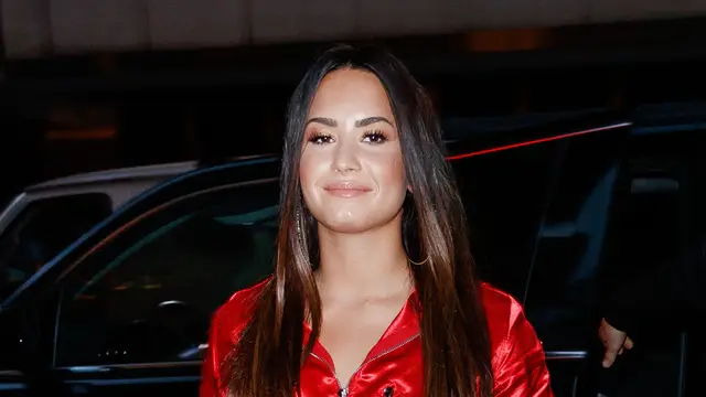 Demi Lovato triunfa como la mujer de rojo