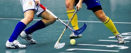 Dos jugadores de floorball