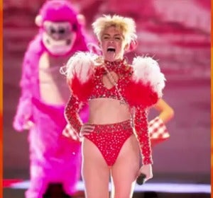 Vídeo: Miley Cyrus posa completamente desnuda como la reina de las hadas para David LaChapelle Vídeo: Miley Cyrus posa completamente desnuda como la reina de las hadas para David LaChapelle