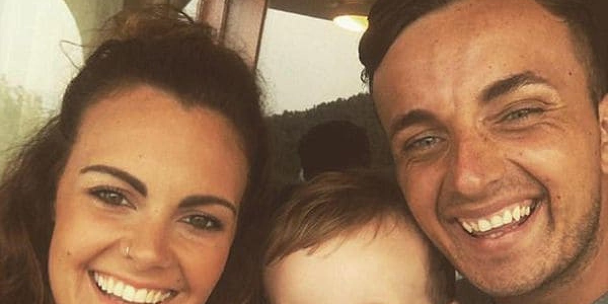 Alex Green junto a su pareja y su hijo