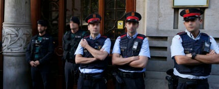 Polic&iacute;as y guardias civiles