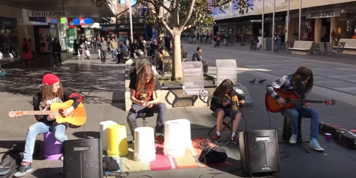La versión de 'Nothing Else Matters' de Metallica por unos chavales en plena calle