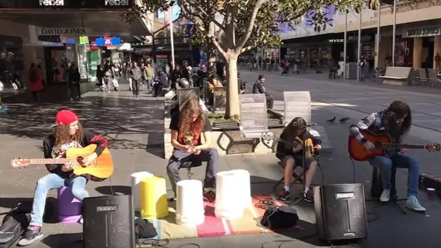 La versión de 'Nothing Else Matters' de Metallica por unos chavales en plena calle