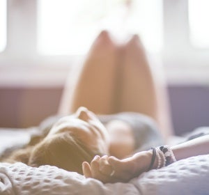 Mujer tumbada en la cama Mujer tumbada en la cama