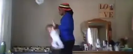 La niñera arrojando a la niña a la cuna La niñera arrojando a la niña a la cuna