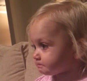Jentree, de dos años, se emociona viendo una película de dibujos Jentree, de dos años, se emociona viendo una película de dibujos