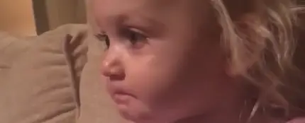 Jentree, de dos años, se emociona viendo una película de dibujos Jentree, de dos años, se emociona viendo una película de dibujos