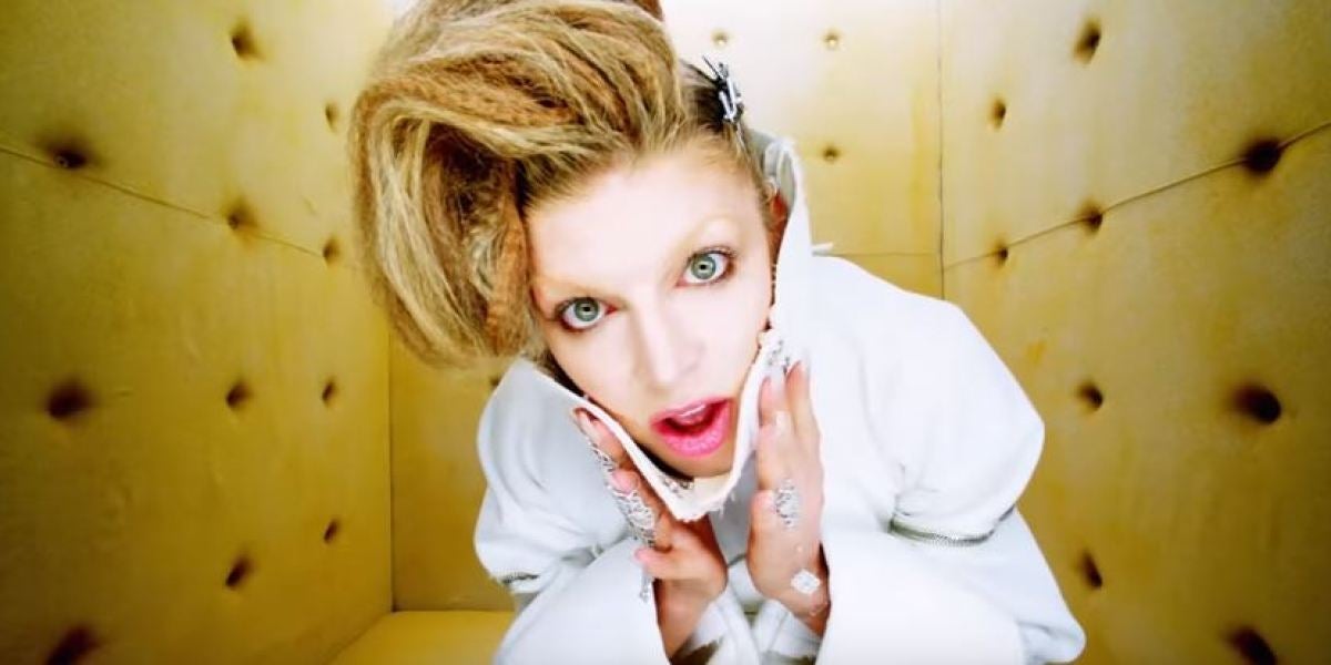 Fergie en el videoclip de 'A Little Work'