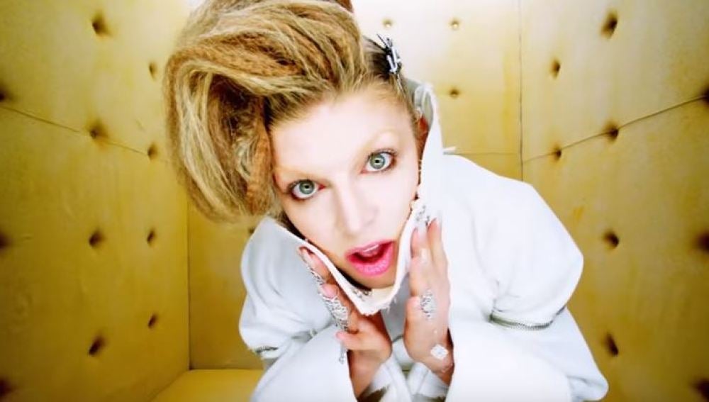 Fergie en el videoclip de 'A Little Work'