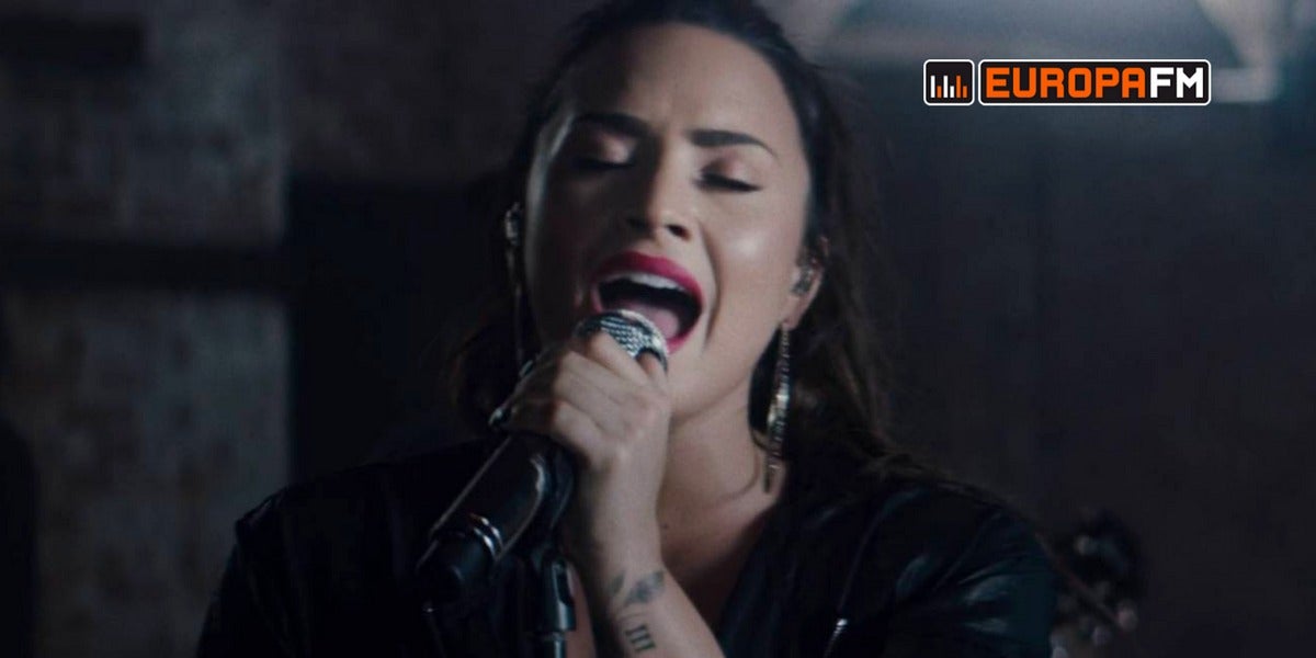 Demi Lovato cantando 'Sorry Not Sorry'