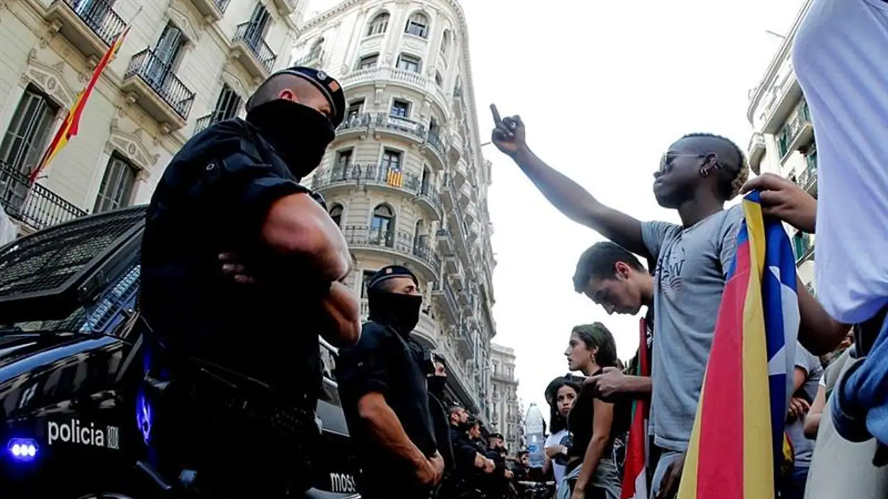 Estudiantes en la Vía Laietana de Barcelona Estudiantes en la Vía Laietana de Barcelona