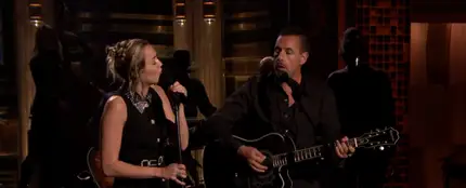 Miley Cyrus y Adam Sandler interpretan 'No Freedom' Miley Cyrus y Adam Sandler interpretan 'No Freedom'