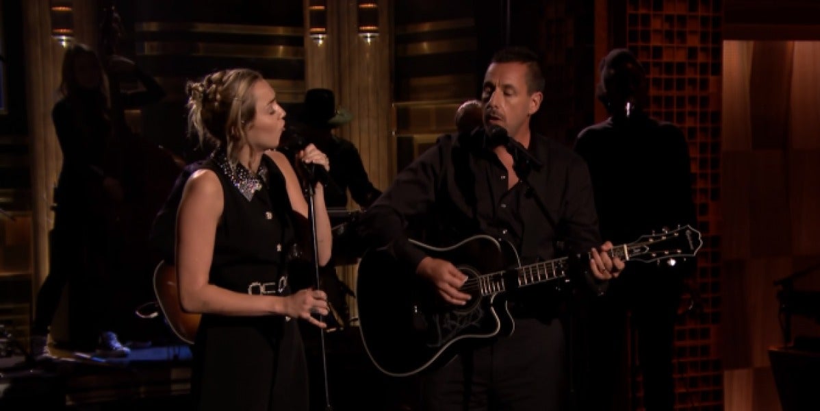 Miley Cyrus y Adam Sandler interpretan 'No Freedom'