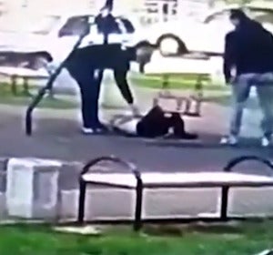 Un padre pega a los niños que le hacen bullying a su hijo Un padre pega a los niños que le hacen bullying a su hijo