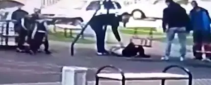 Un padre pega a los niños que le hacen bullying a su hijo Un padre pega a los niños que le hacen bullying a su hijo