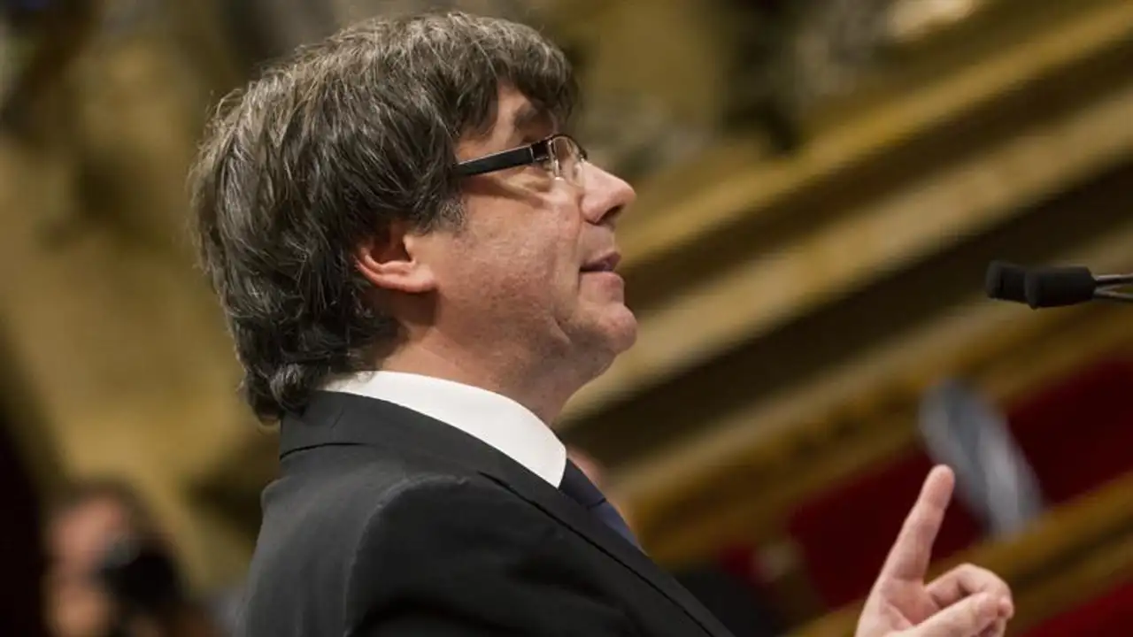 Carles Puigdemont durante su discurso en el Parlament Carles Puigdemont durante su discurso en el Parlament