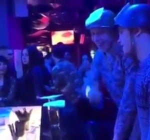 Vídeo: La técnica rusa para que los chupitos suban más rápido a la cabeza Vídeo: La técnica rusa para que los chupitos suban más rápido a la cabeza