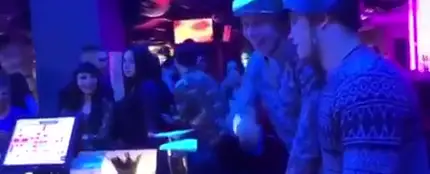 Vídeo: La técnica rusa para que los chupitos suban más rápido a la cabeza Vídeo: La técnica rusa para que los chupitos suban más rápido a la cabeza