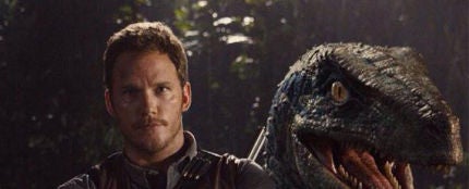 Chris Pratt en un cartel promocional de &#39;Jurassic World&#39;