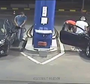 Se niega a dejar de fumar en una gasolinera y el empleado le vacía el extintor encima Se niega a dejar de fumar en una gasolinera y el empleado le vacía el extintor encima
