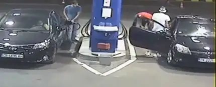 Se niega a dejar de fumar en una gasolinera y el empleado le vacía el extintor encima Se niega a dejar de fumar en una gasolinera y el empleado le vacía el extintor encima