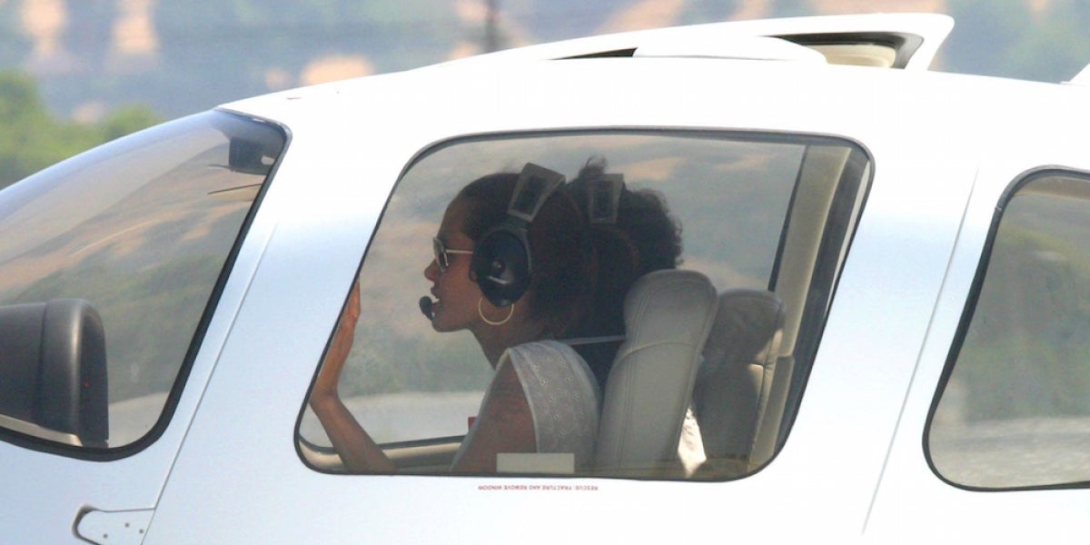 Angelina Jolie pilotando un avión