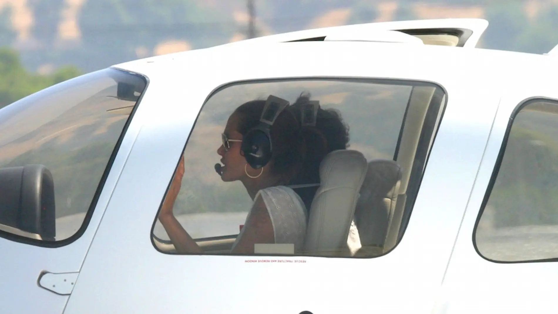 Angelina Jolie pilotando un avión title=