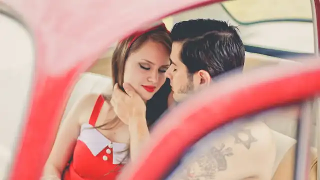 Una pareja se besa en el coche