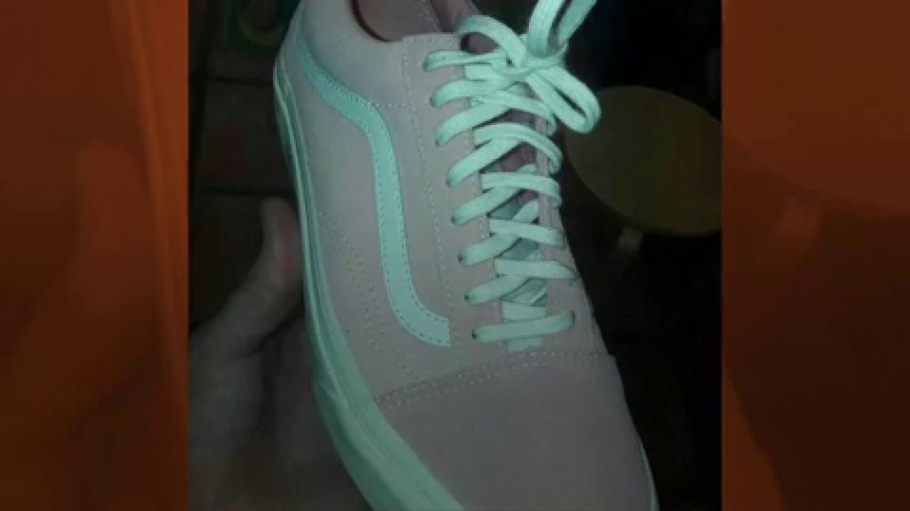 ¿Esta zapatilla es rosa y blanca o gris y celeste? El efecto óptico que
