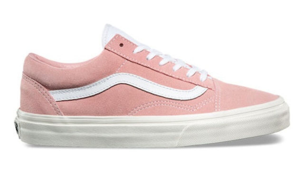 Esta zapatilla es rosa y blanca o gris y celeste El efecto ptico