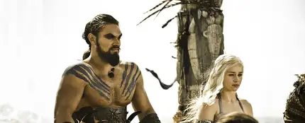 Khal Drogo y Daenerys Targaryen en su boda en 'Juego de Tronos' Khal Drogo y Daenerys Targaryen en su boda en 'Juego de Tronos'