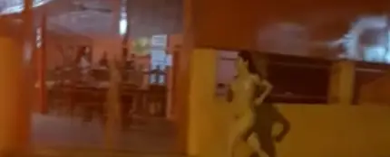 Una mujer desnuda persigue a su novio por la calle Una mujer desnuda persigue a su novio por la calle