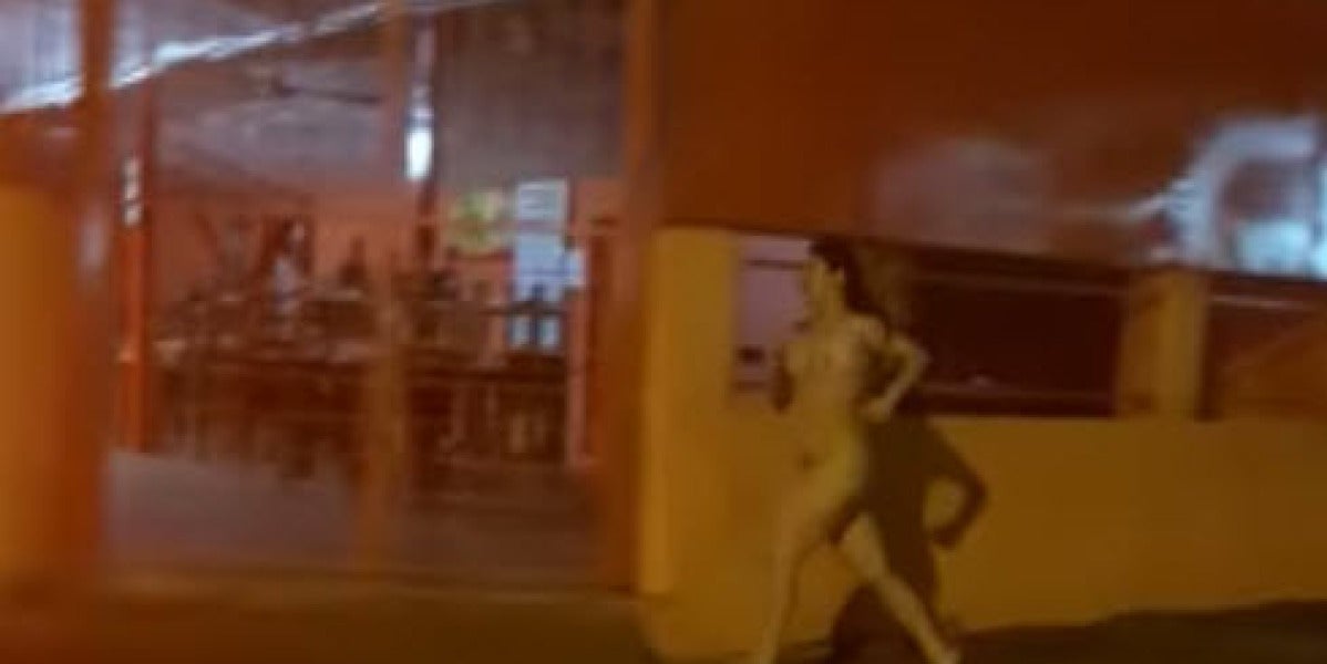 Una mujer desnuda persigue a su novio por la calle