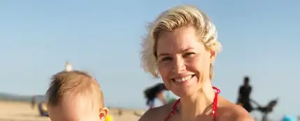 Soraya Arnelas, junto a su hija, disfrutando de un día en la playa Soraya Arnelas, junto a su hija, disfrutando de un día en la playa