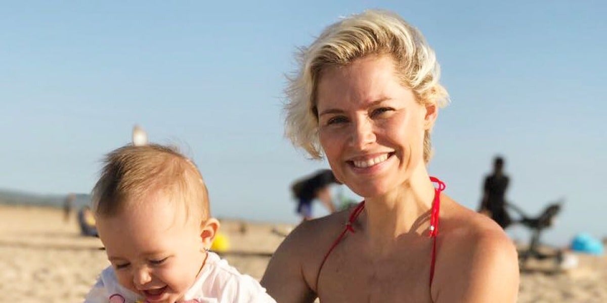 Soraya Arnelas, junto a su hija, disfrutando de un día en la playa