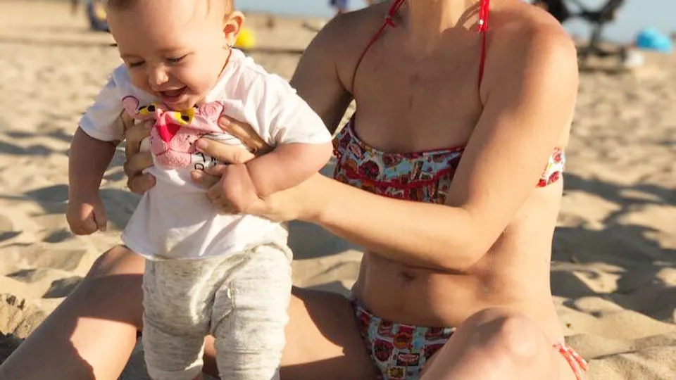Soraya Arnelas, junto a su hija, disfrutando de un d&iacute;a en la playa