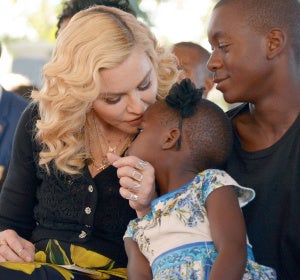 Madonna con dos de sus hijos Madonna con dos de sus hijos