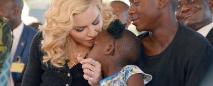 Madonna con dos de sus hijos 