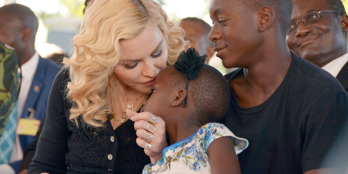 Madonna con dos de sus hijos