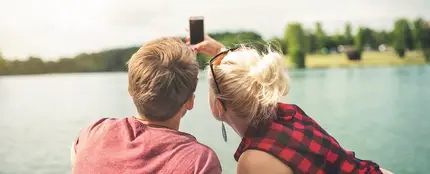 Una pareja se hace un selfie Una pareja se hace un selfie