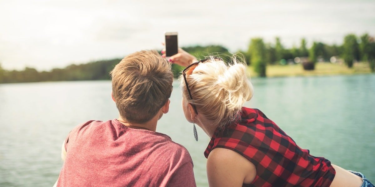 Una pareja se hace un selfie