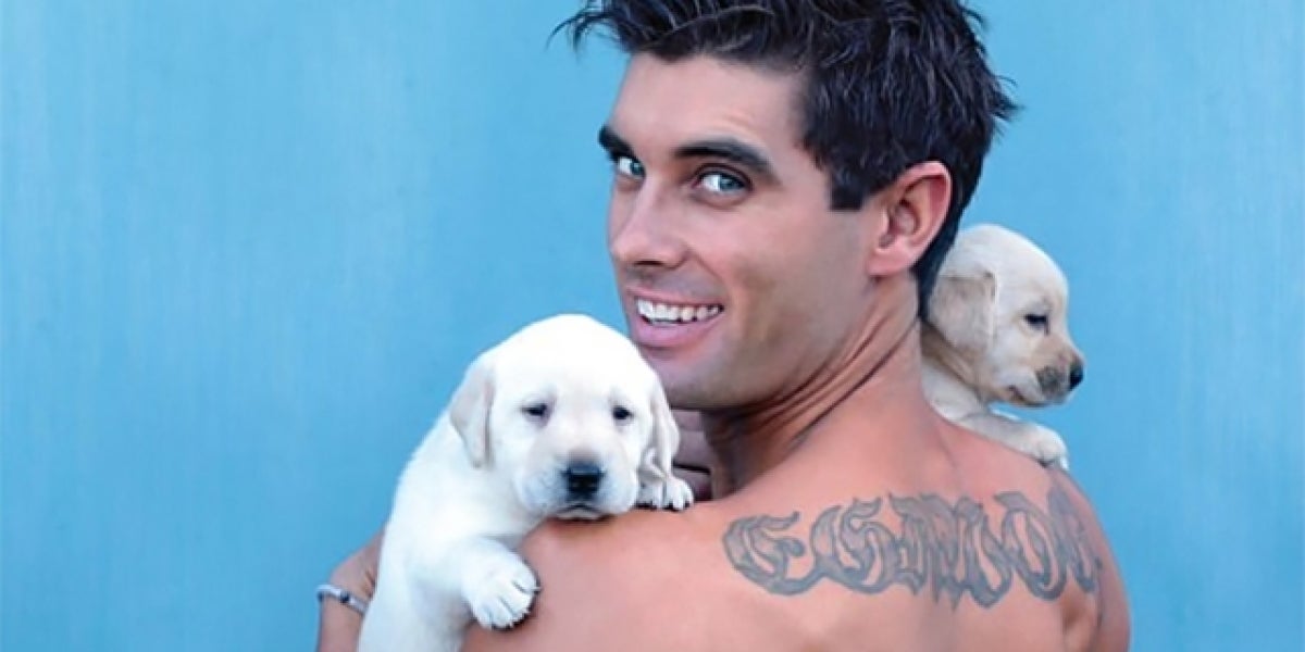 Sin camiseta y con cachorritos: así posan los bomberos australianos para su calendario solidario