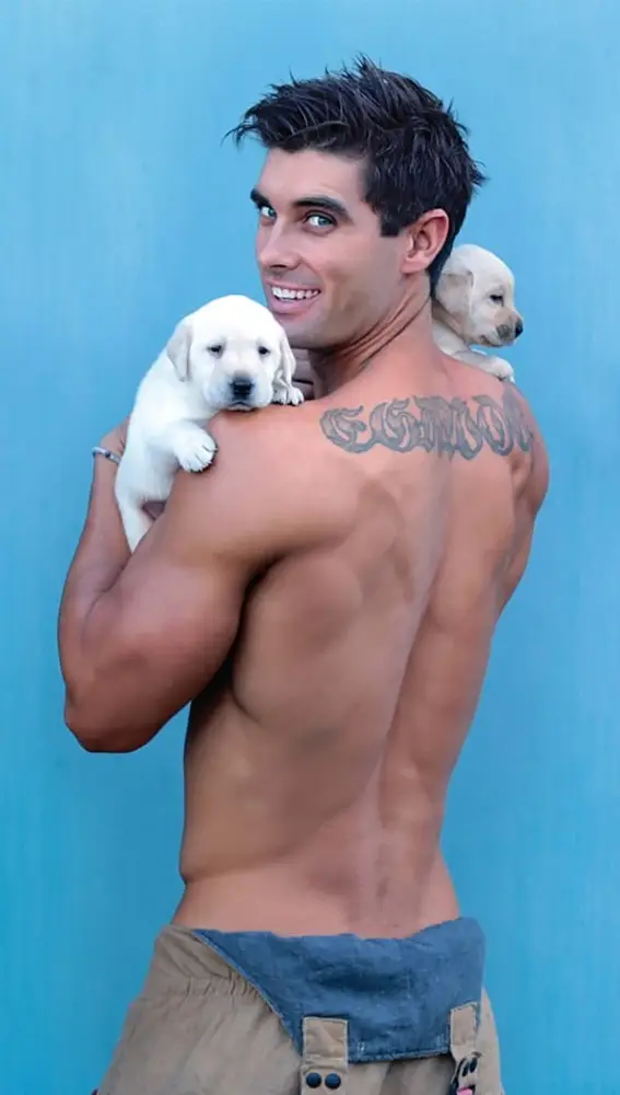 Sin camiseta y con cachorritos: así posan los bomberos australianos para su calendario solidario Sin camiseta y con cachorritos: así posan los bomberos australianos para su calendario solidario