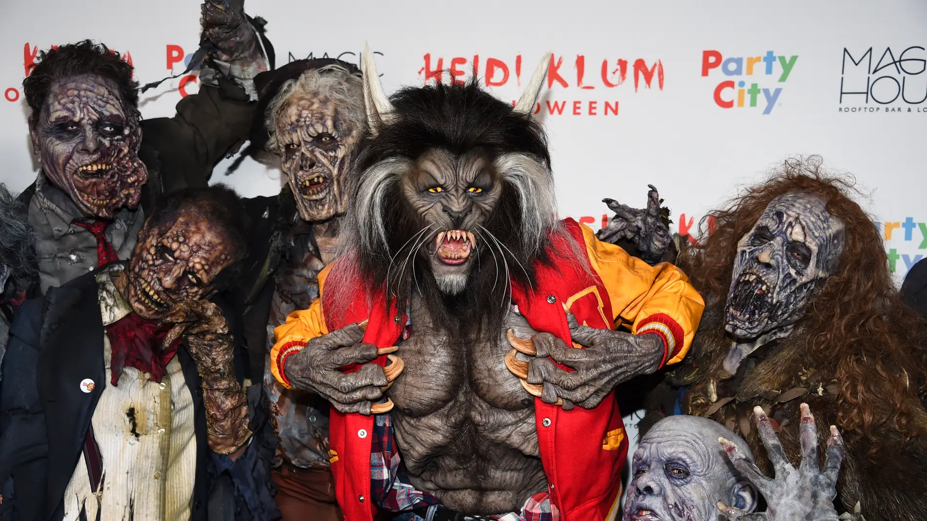 Heidi Klum rodeada de zombies 