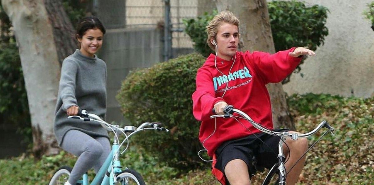 Selena Gomez y Justin Bieber en bici
