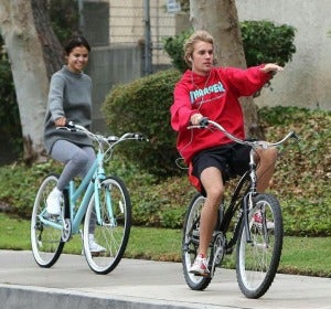 Selena Gomez y Justin Bieber en bici Selena Gomez y Justin Bieber en bici