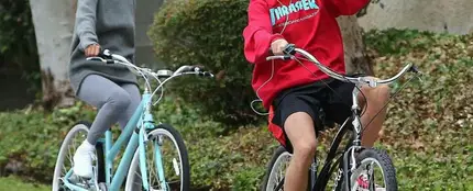 Selena Gomez y Justin Bieber en bici Selena Gomez y Justin Bieber en bici