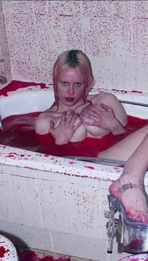 Instagram censura el "sangriento" perfil de María Forqué Instagram censura el "sangriento" perfil de María Forqué